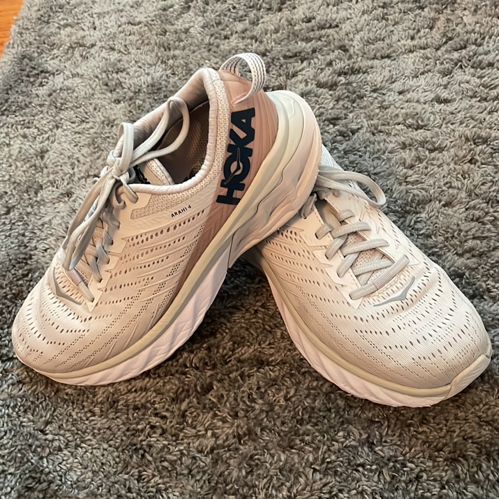 Womens size 8 hokas style arahi 4 one one
